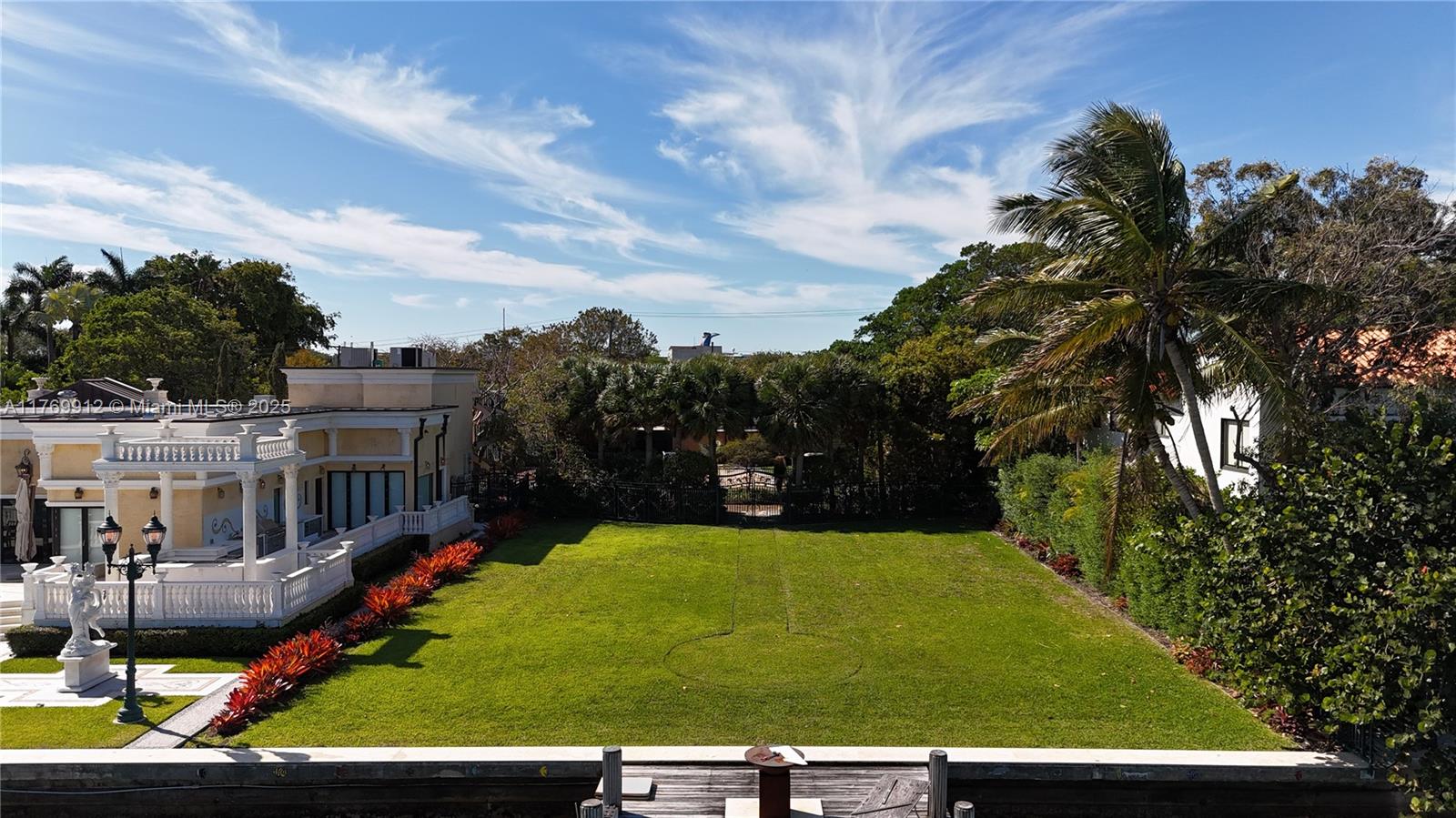 921 N Venetian Dr