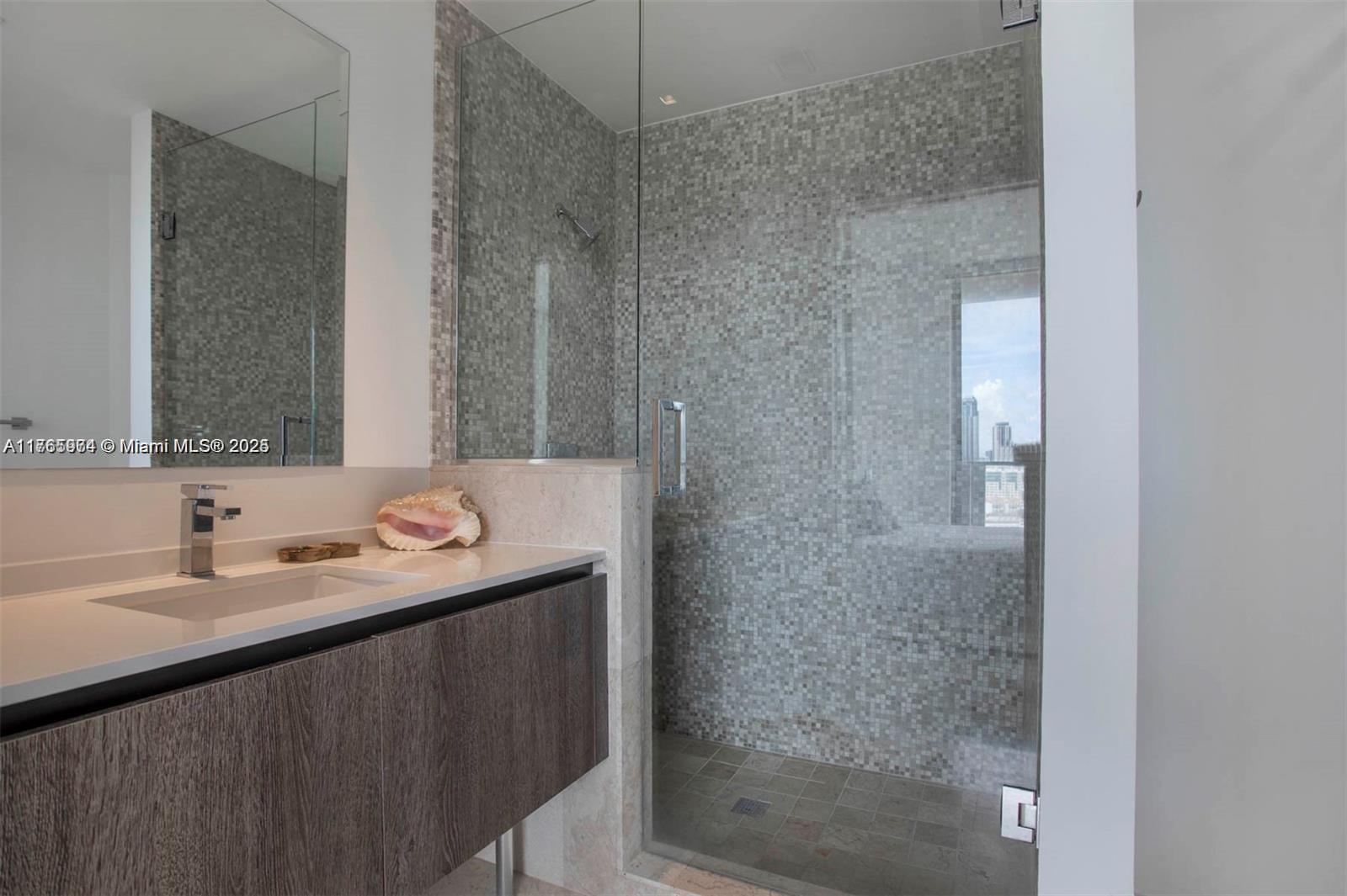REACH CONDO - Residential