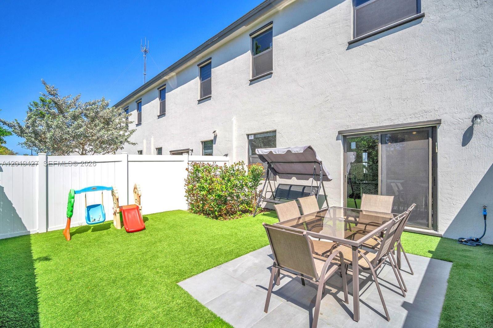 VISTA LAGO - Residential