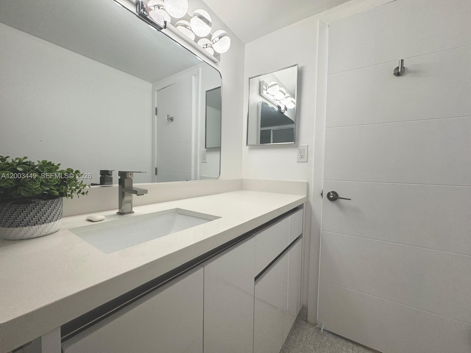 HALLMARK OF HOLLYWOOD CON - Residential