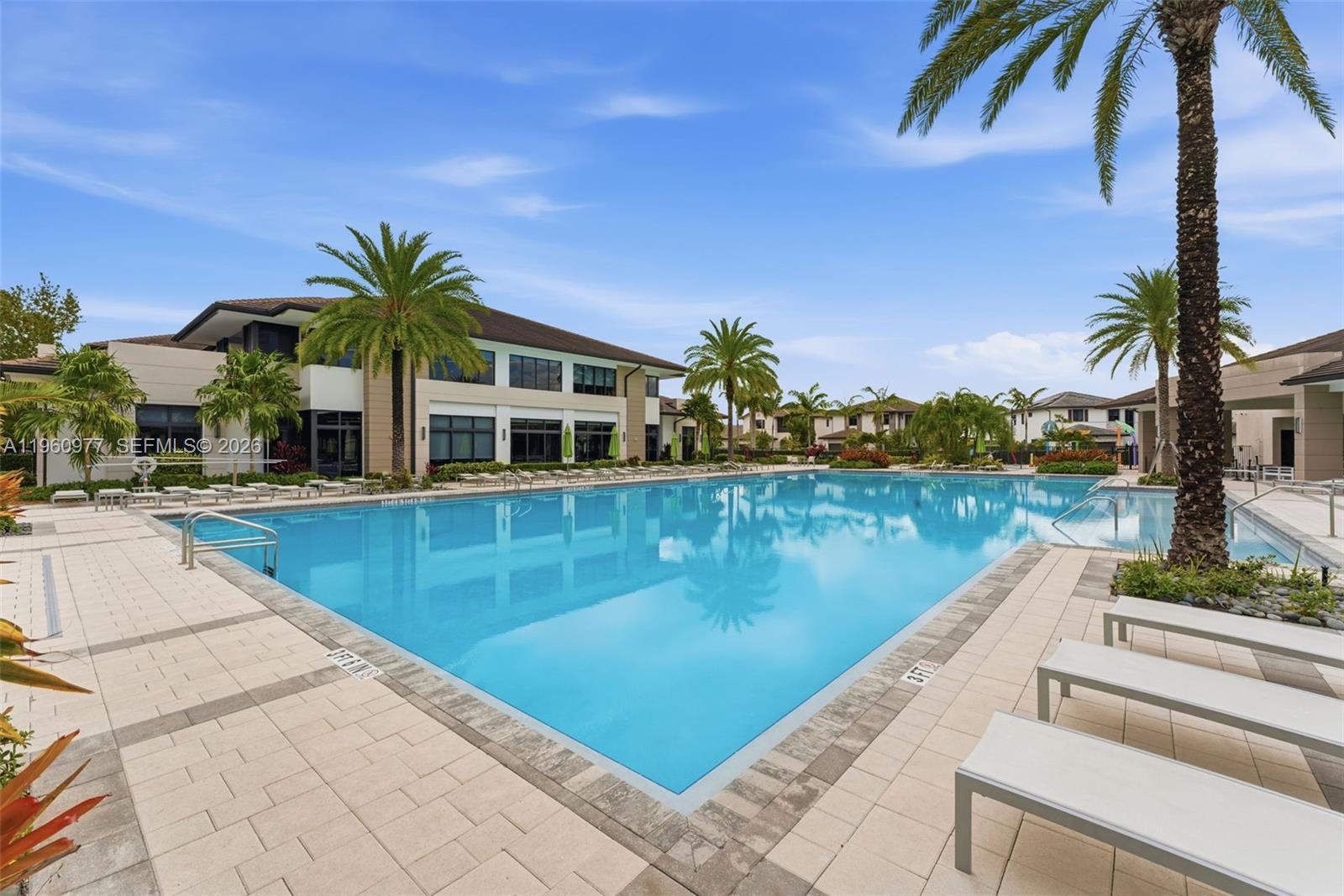 DOWNTOWN DORAL SOUTH PHAS - Residential