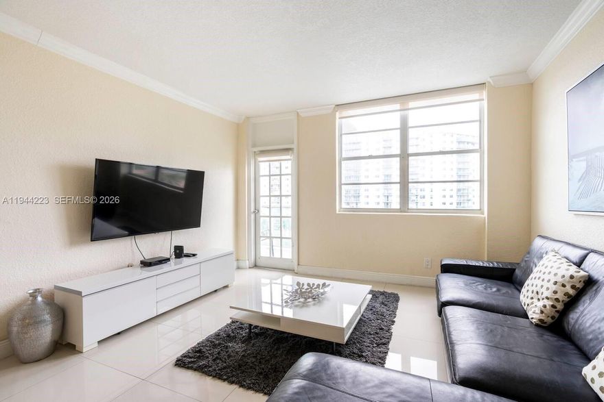 Excellent apartment with 3 bedrooms + Den and 2 bathrooms. Approved by the City of Sunny Isles Beach and the Condominium for 8 guests. Completely renovated, furnished and equipped. Ready to live, rent or do short term. All you have to do is turn the key and get in.