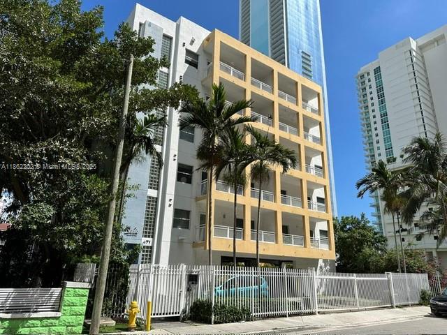 GREAT LOCATION! TWO BEDROOM UNIT, SPLIT FLOOR PLAN, OPEN KITCHEN, STAINLESS STEEL APPLIANCES AND WASHER AND DRYER INSIDE THE UNIT. CERAMIC FLOORS THROUGHOUT AND LARGE BALCONY WITH SOME WATER VIEWS. CENTRALLY LOCATED, CLOSE TO MIDTOWN, DESIGN DISTRICT AND PERFORMING ARTS DISTRICT. EASY ACCESS TO MAIN HIGHWAYS.