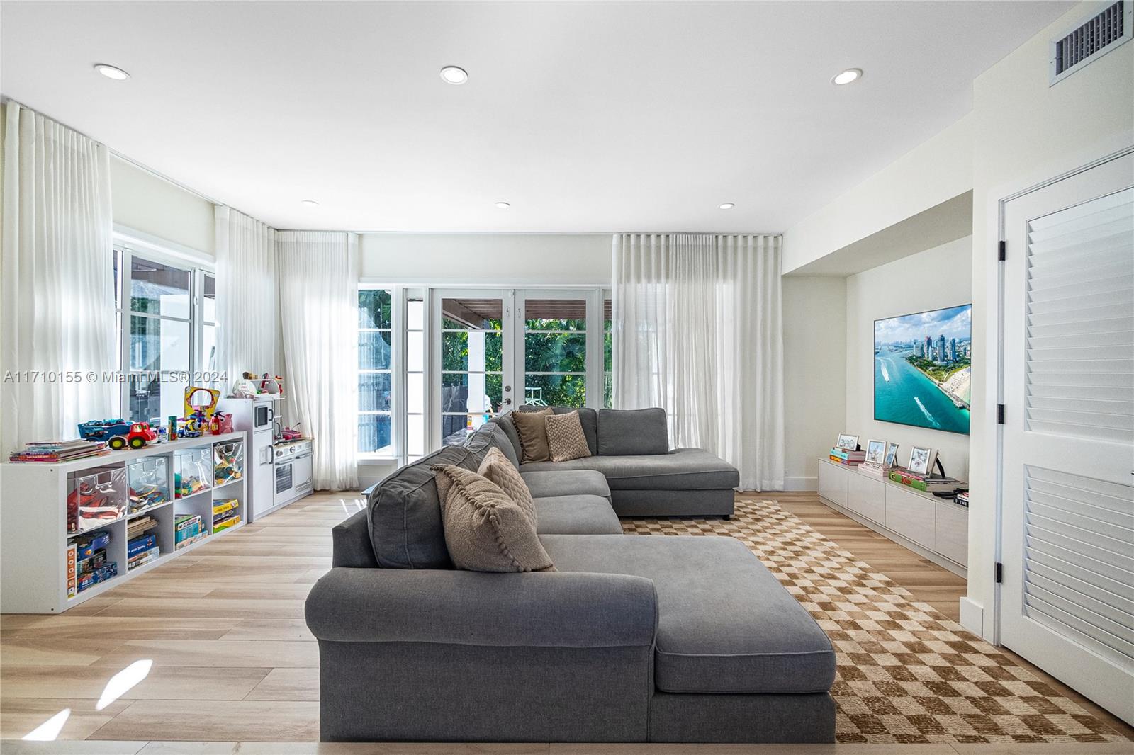 BAY HARBOR ISLAND - Residential