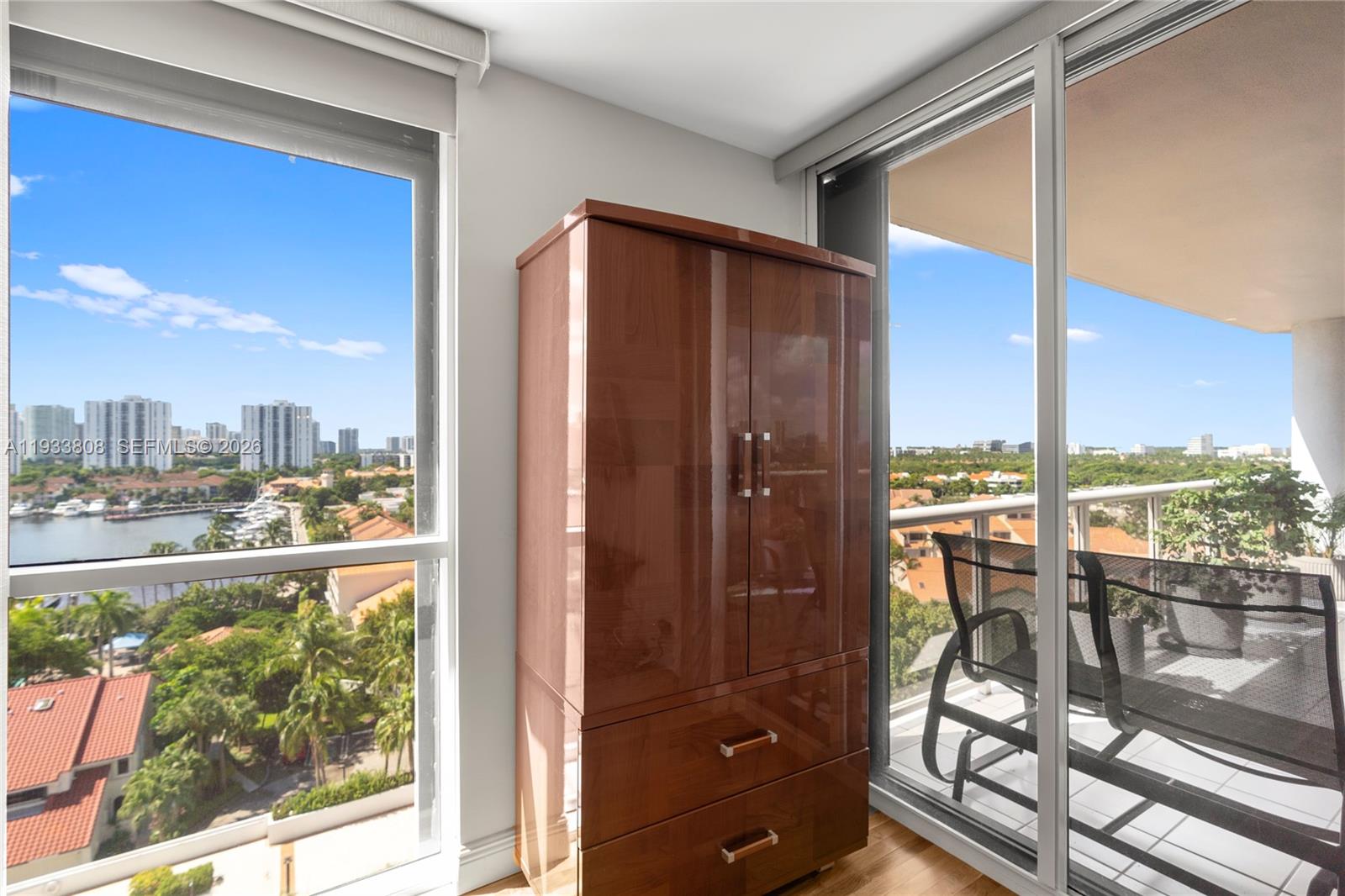 HARBOR TWS AT THE WATERWA - Residential