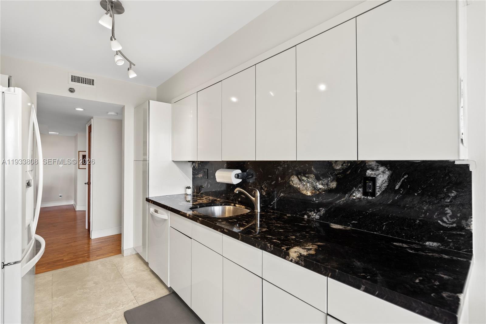 HARBOR TWS AT THE WATERWA - Residential