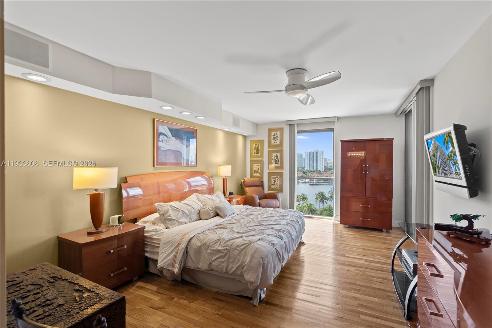 HARBOR TWS AT THE WATERWA - Residential