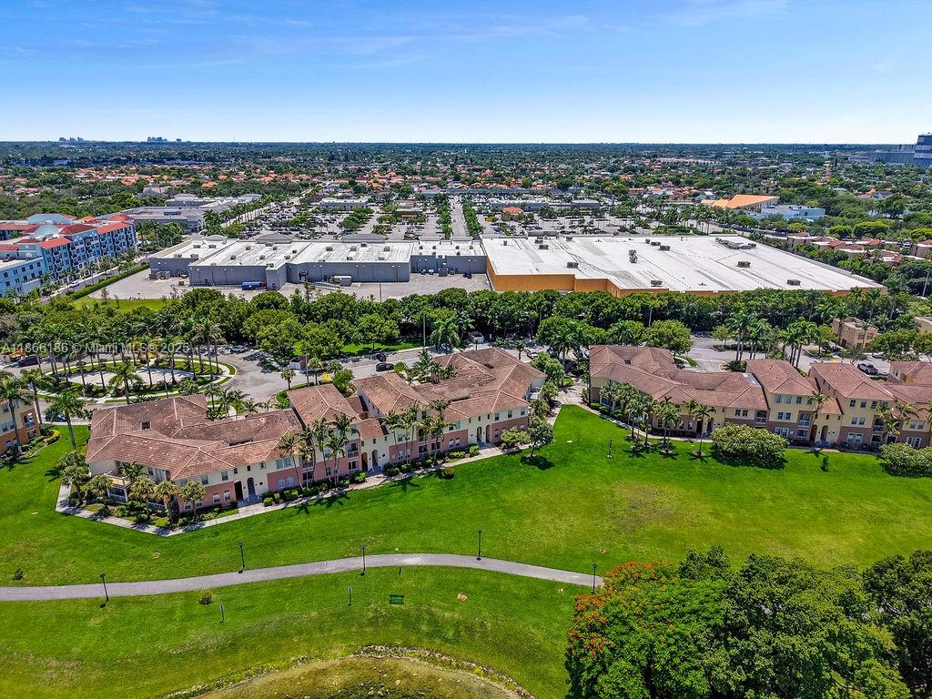 FONTAINBLEAU LAKES COURTY - Residential