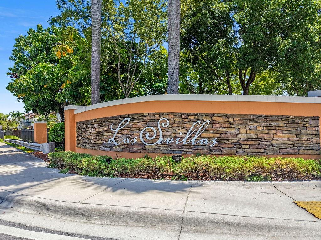 FONTAINBLEAU LAKES COURTY - Residential