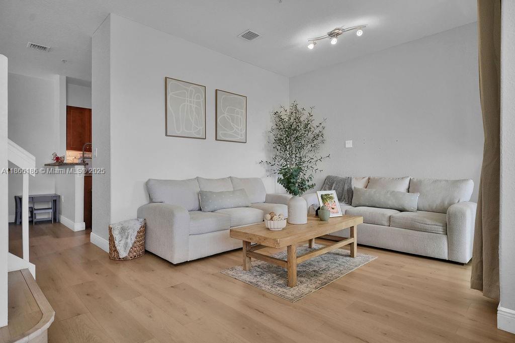 FONTAINBLEAU LAKES COURTY - Residential