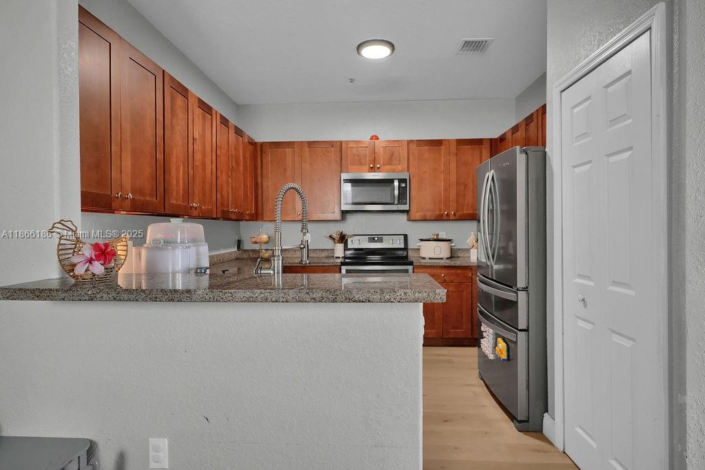 FONTAINBLEAU LAKES COURTY - Residential