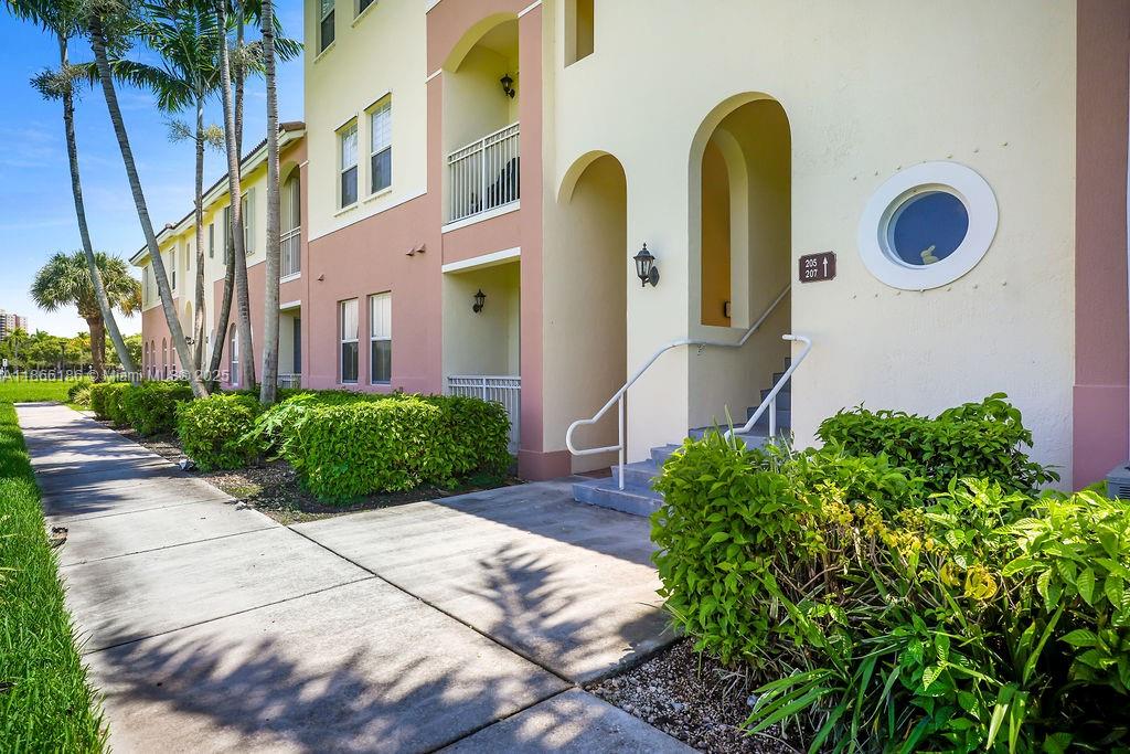 FONTAINBLEAU LAKES COURTY - Residential