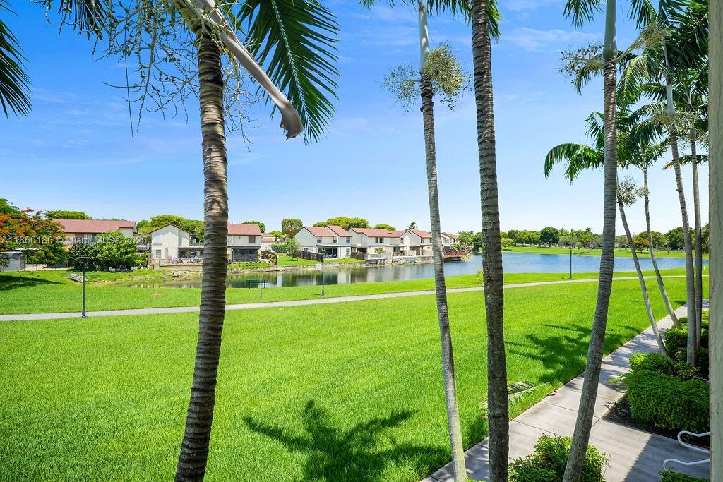 FONTAINBLEAU LAKES COURTY - Residential