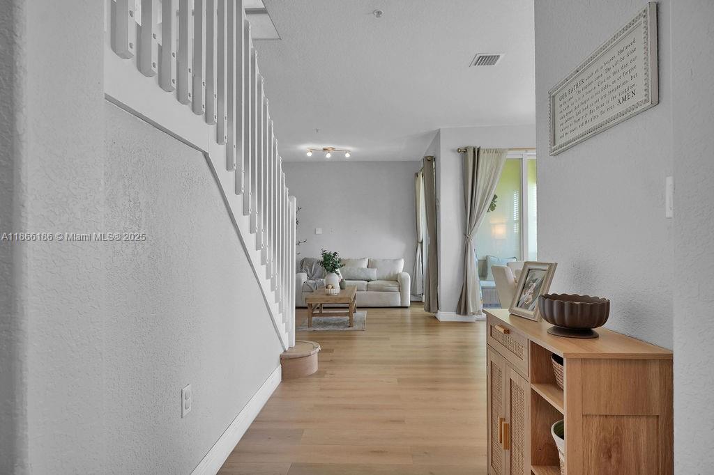 FONTAINBLEAU LAKES COURTY - Residential