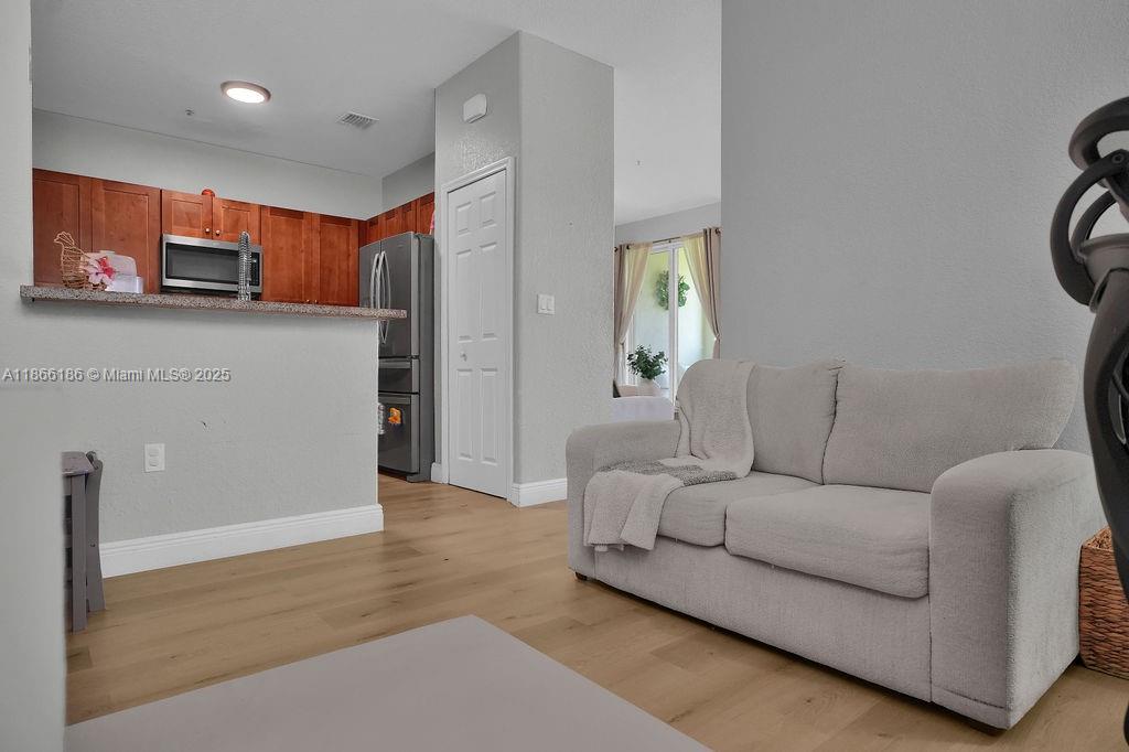 FONTAINBLEAU LAKES COURTY - Residential