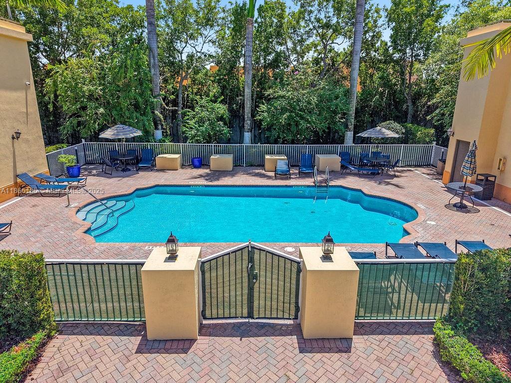 FONTAINBLEAU LAKES COURTY - Residential