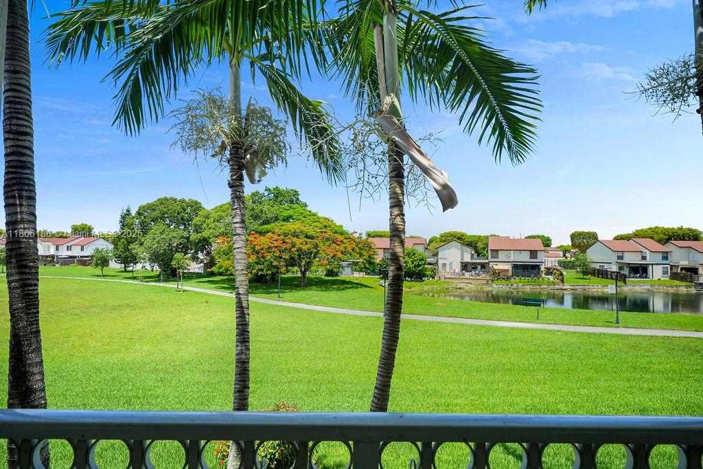 FONTAINBLEAU LAKES COURTY - Residential