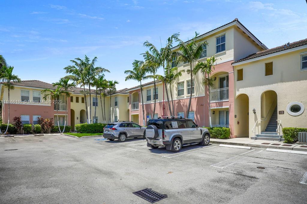 FONTAINBLEAU LAKES COURTY - Residential