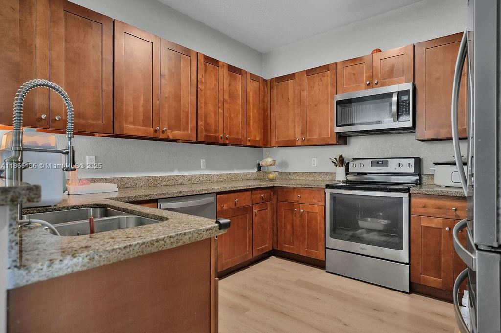 FONTAINBLEAU LAKES COURTY - Residential