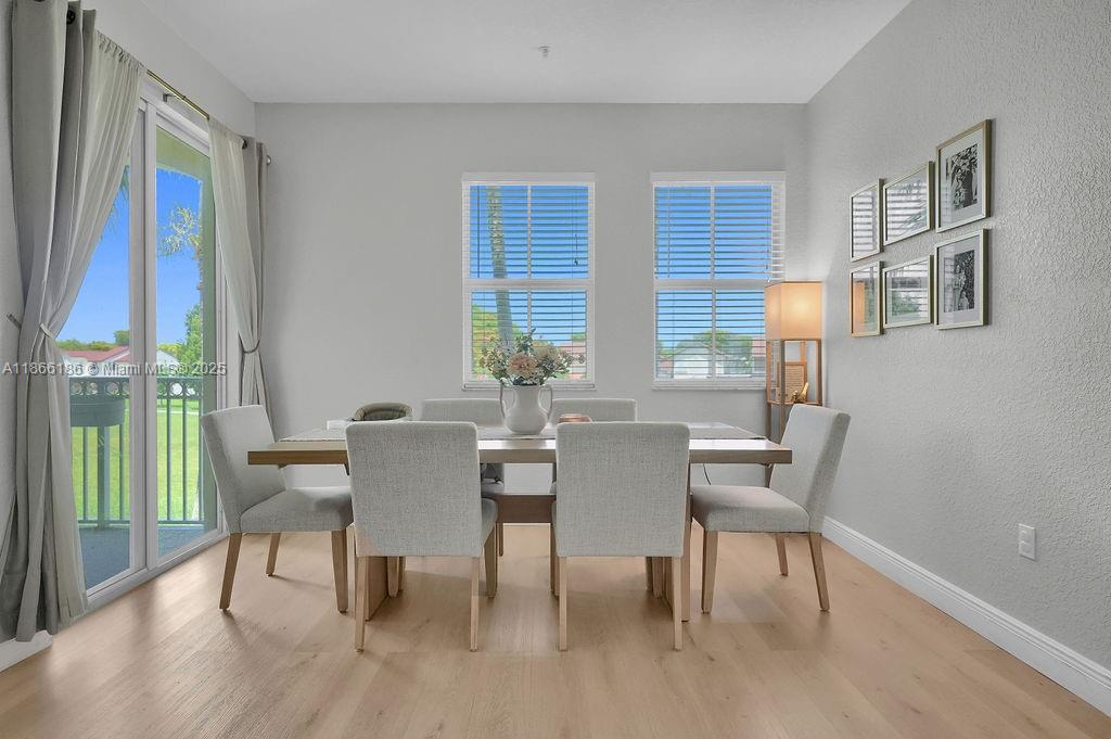 FONTAINBLEAU LAKES COURTY - Residential