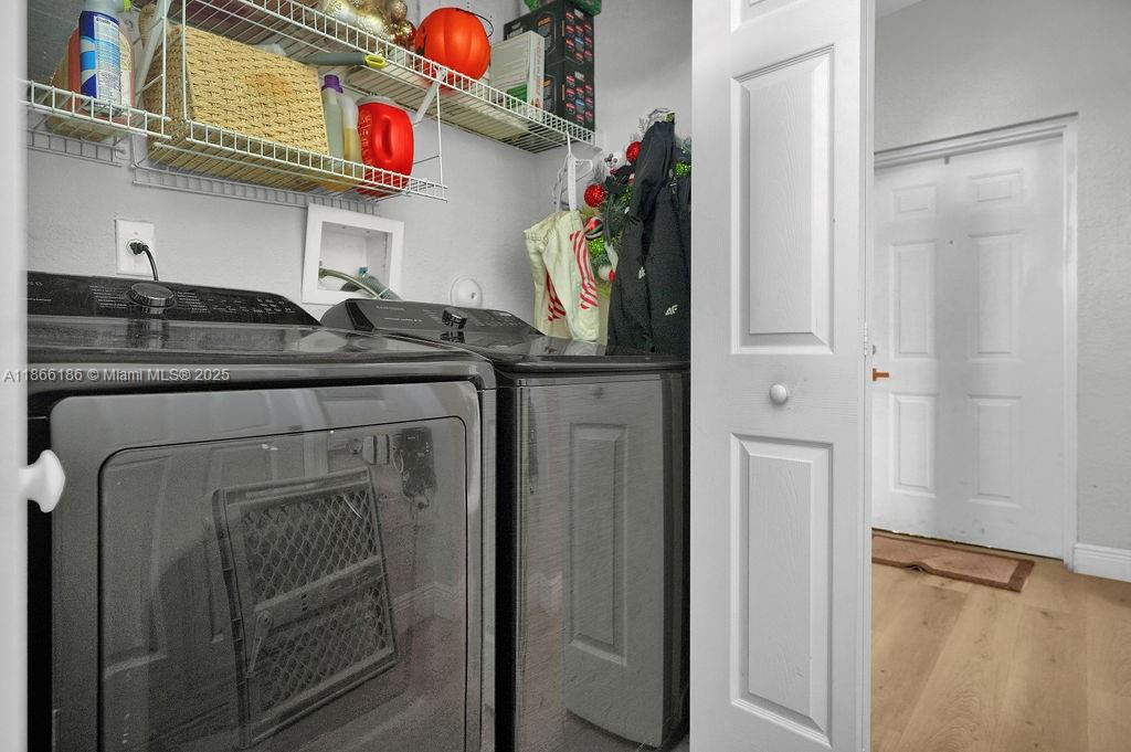 FONTAINBLEAU LAKES COURTY - Residential