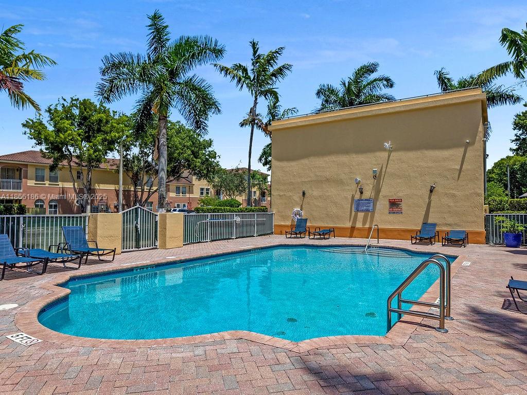 FONTAINBLEAU LAKES COURTY - Residential