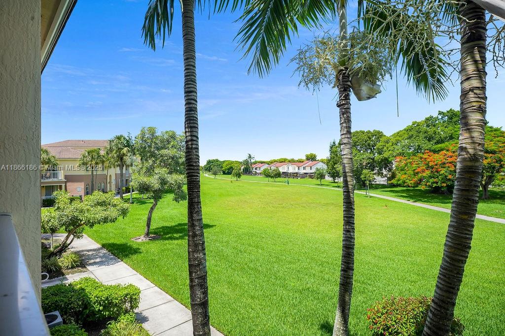 FONTAINBLEAU LAKES COURTY - Residential