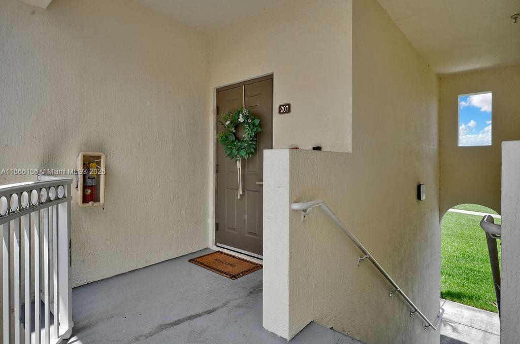 FONTAINBLEAU LAKES COURTY - Residential