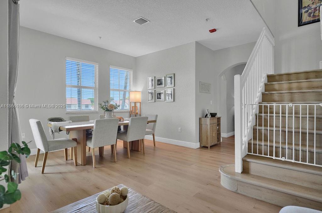 FONTAINBLEAU LAKES COURTY - Residential