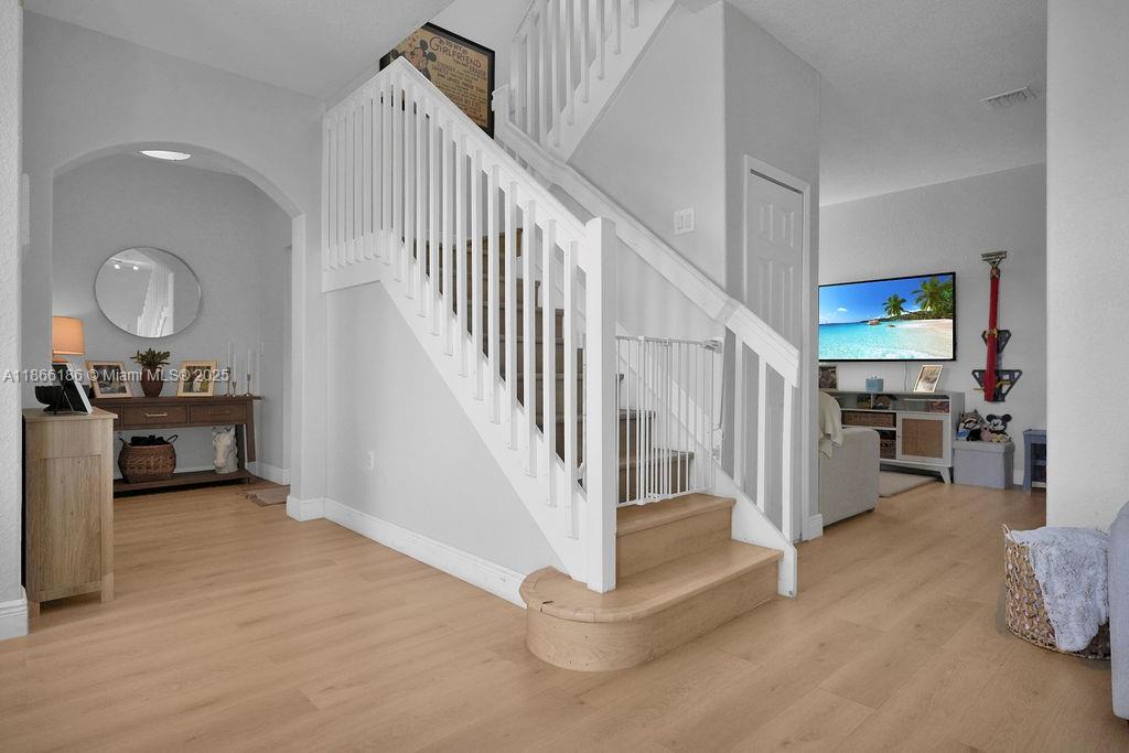 FONTAINBLEAU LAKES COURTY - Residential