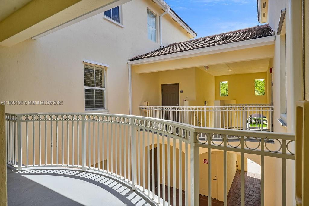 FONTAINBLEAU LAKES COURTY - Residential