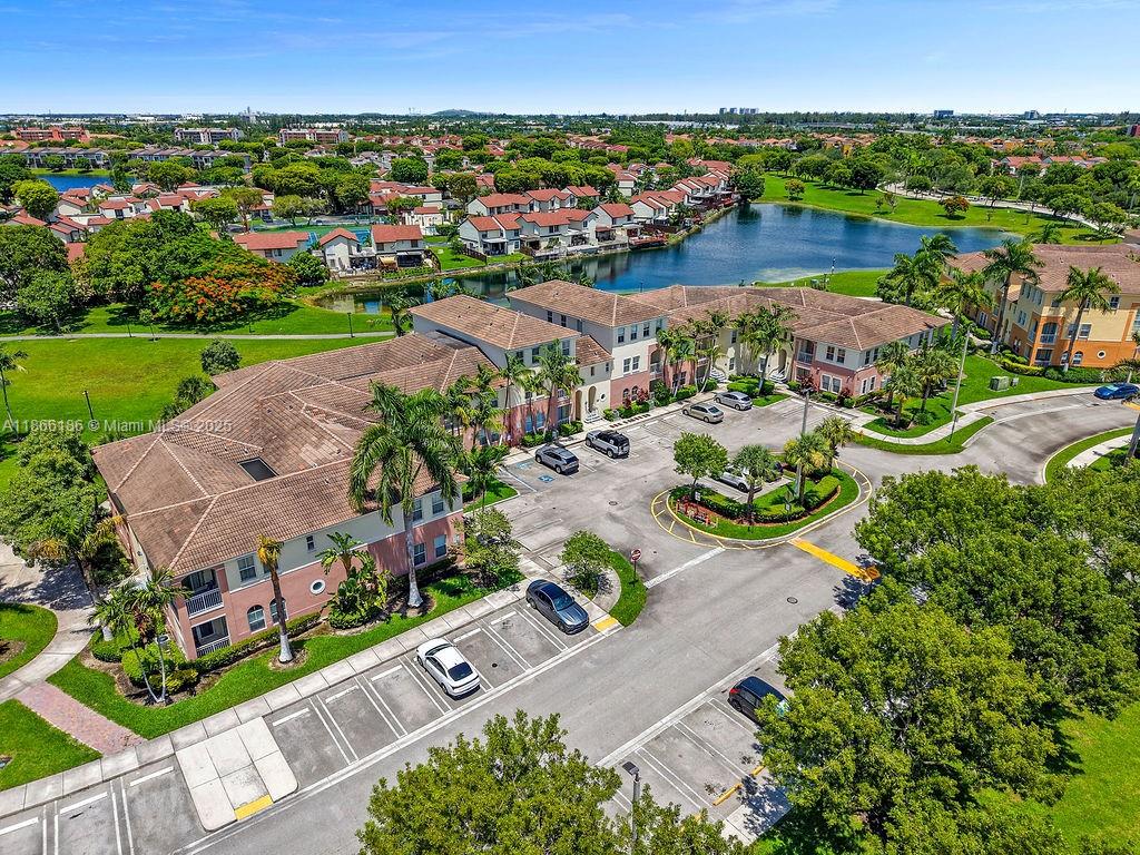 FONTAINBLEAU LAKES COURTY - Residential