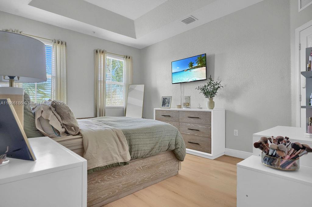 FONTAINBLEAU LAKES COURTY - Residential