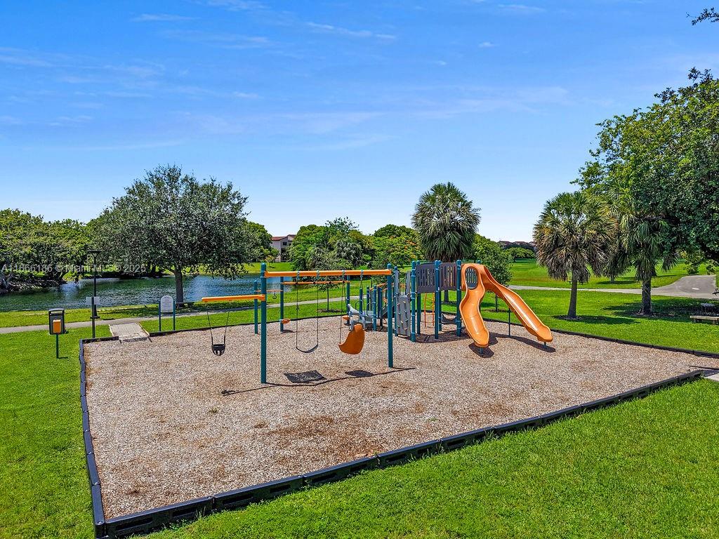 FONTAINBLEAU LAKES COURTY - Residential