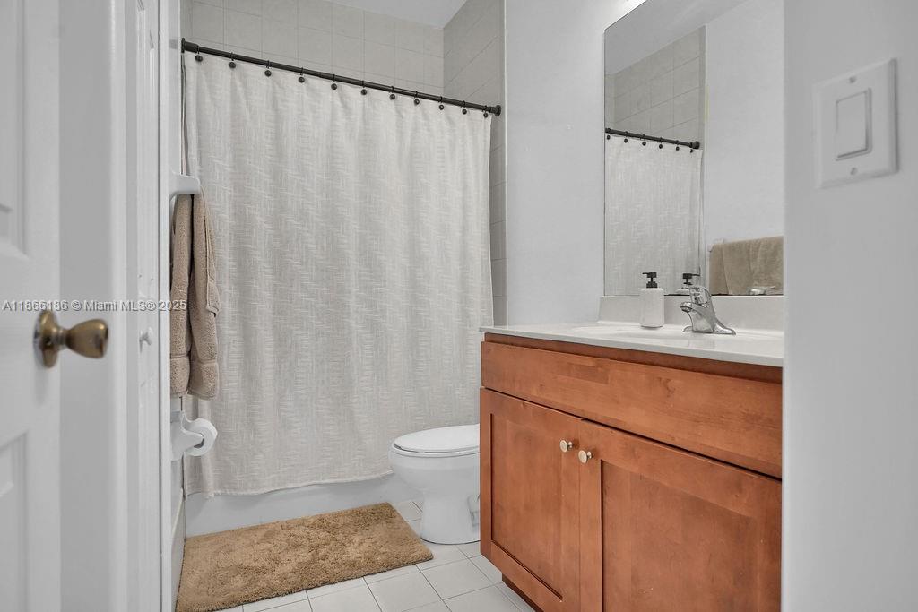 FONTAINBLEAU LAKES COURTY - Residential