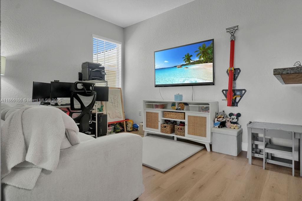 FONTAINBLEAU LAKES COURTY - Residential