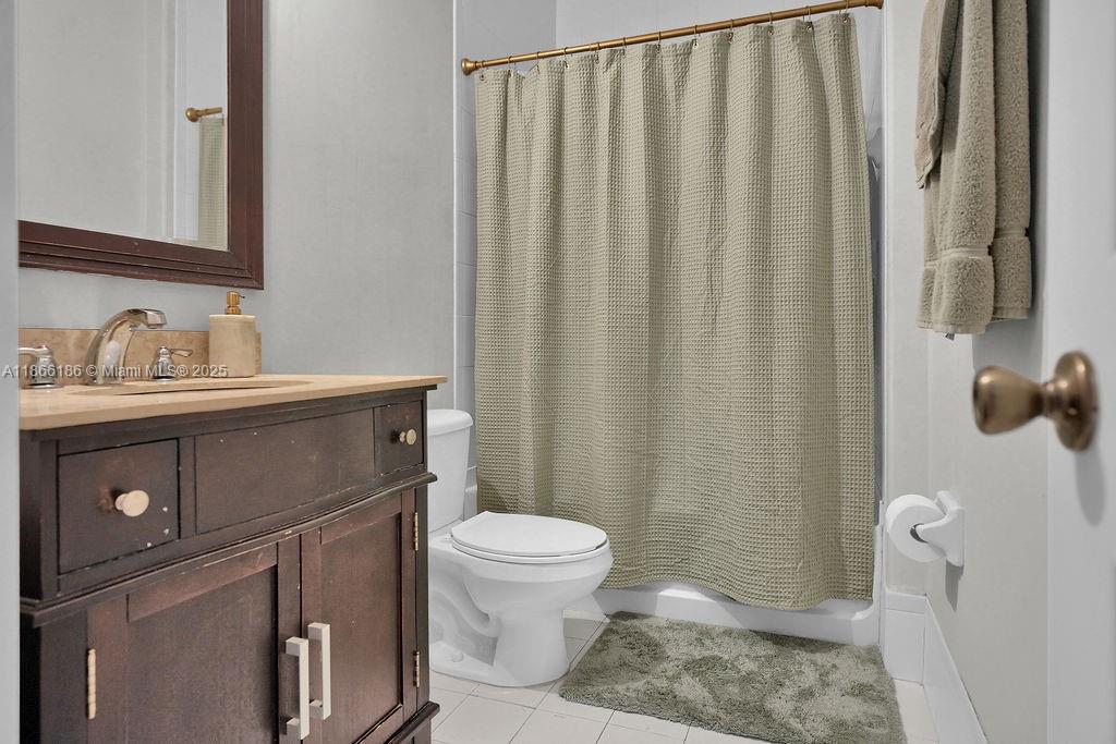 FONTAINBLEAU LAKES COURTY - Residential