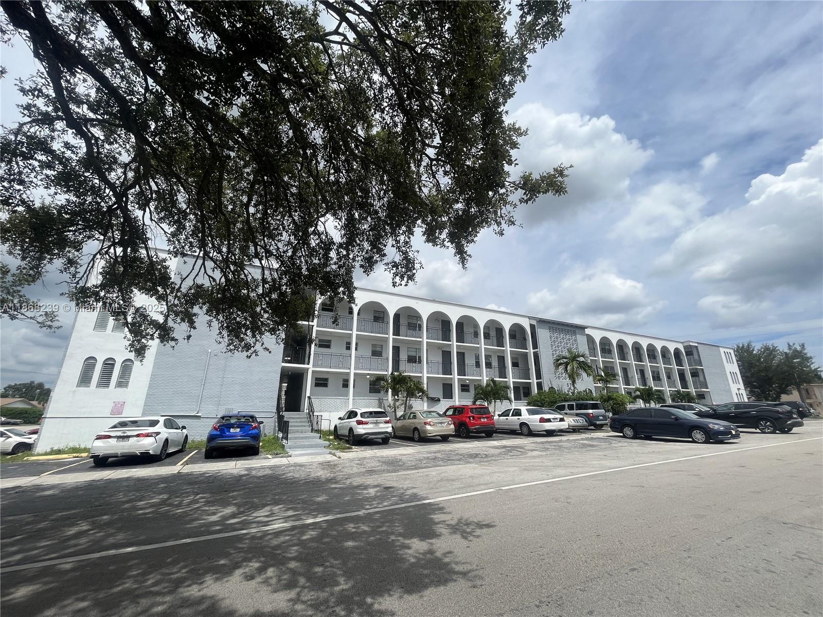 This charming 2/2 apartment is ready to become your home.
Situated in North Miami, this apartment combines comfort, style, and convenience to offer you a great living experience.