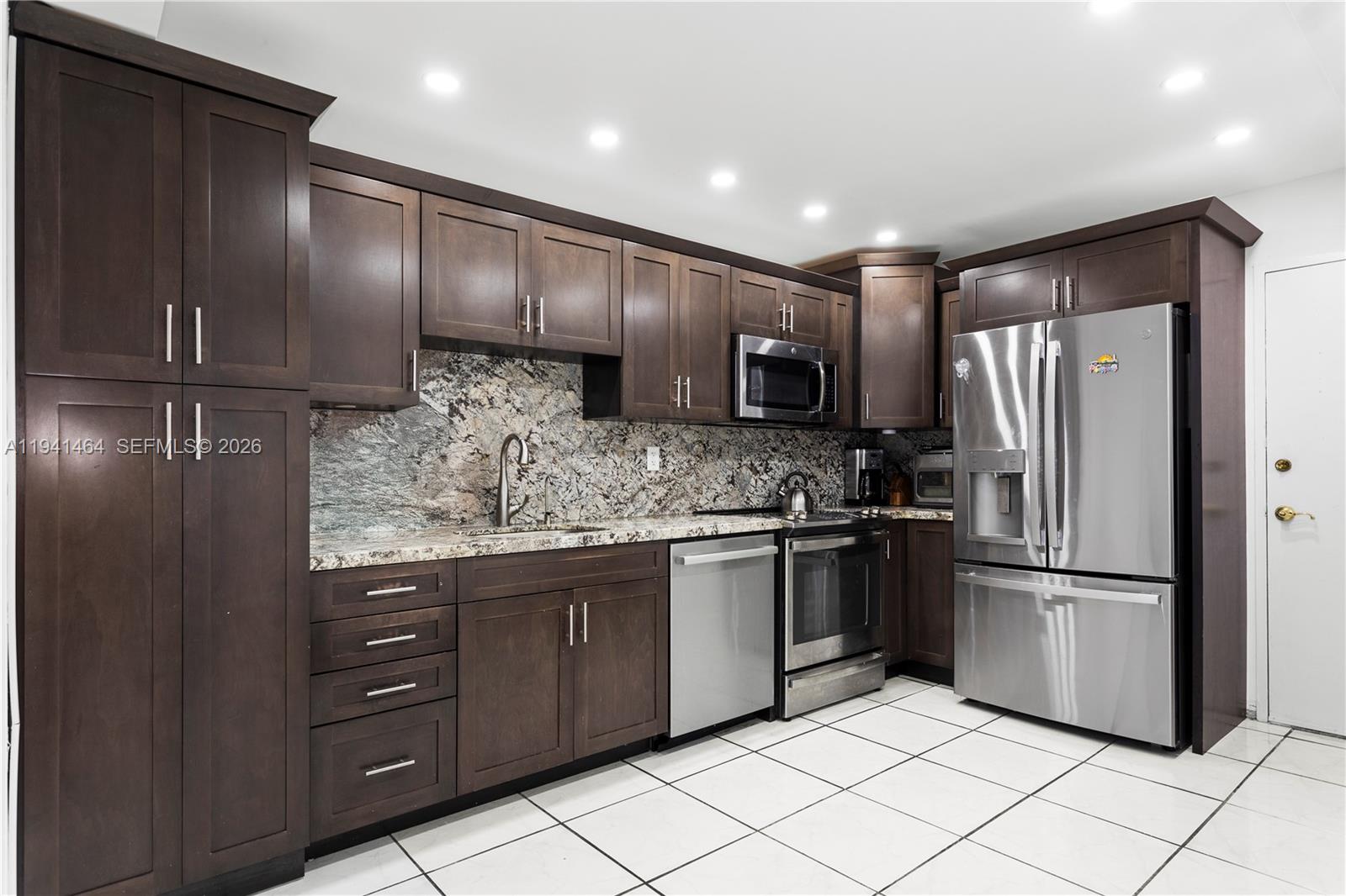 0HE CARRIAGE CLUB SOUTH C - Residential