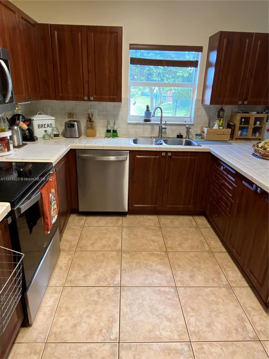 EMERALD LAKES - Residential