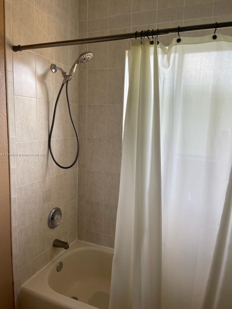 EMERALD LAKES - Residential