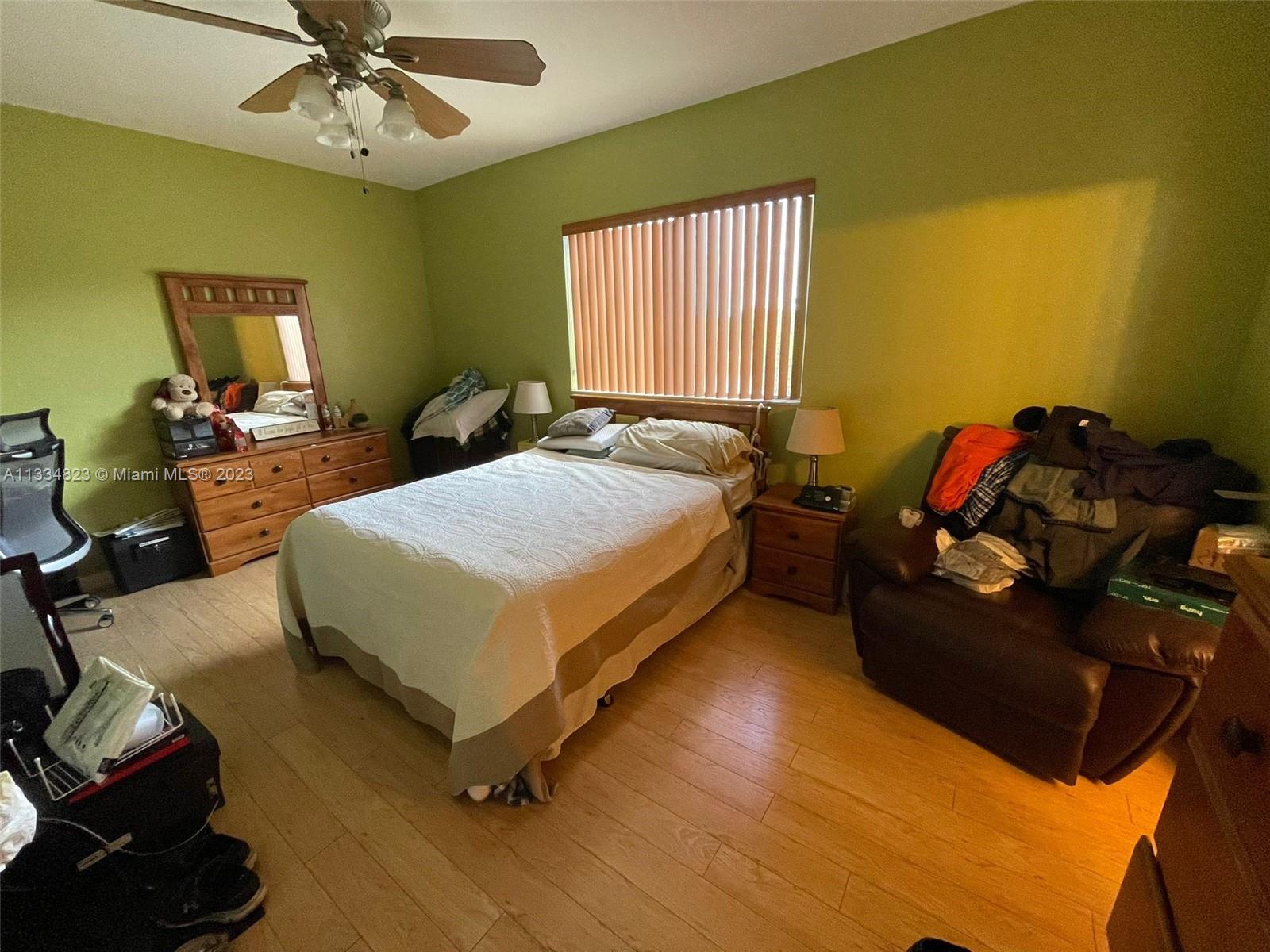 EMERALD LAKES - Residential