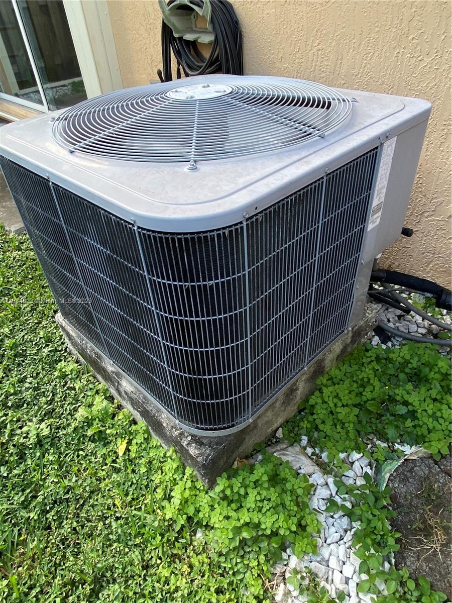 EMERALD LAKES - Residential