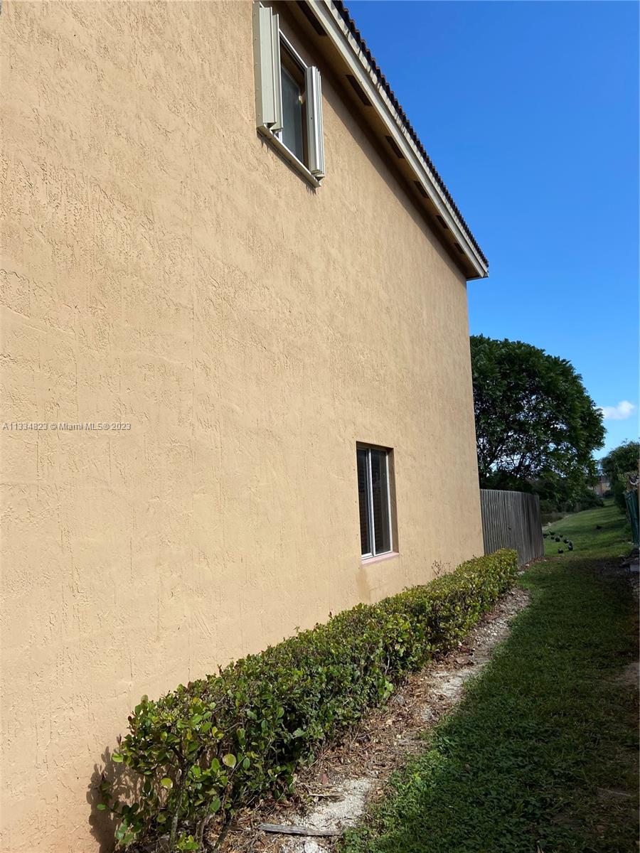 EMERALD LAKES - Residential