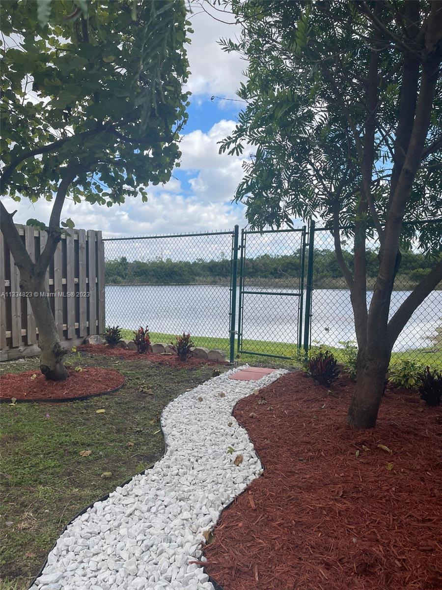 EMERALD LAKES - Residential