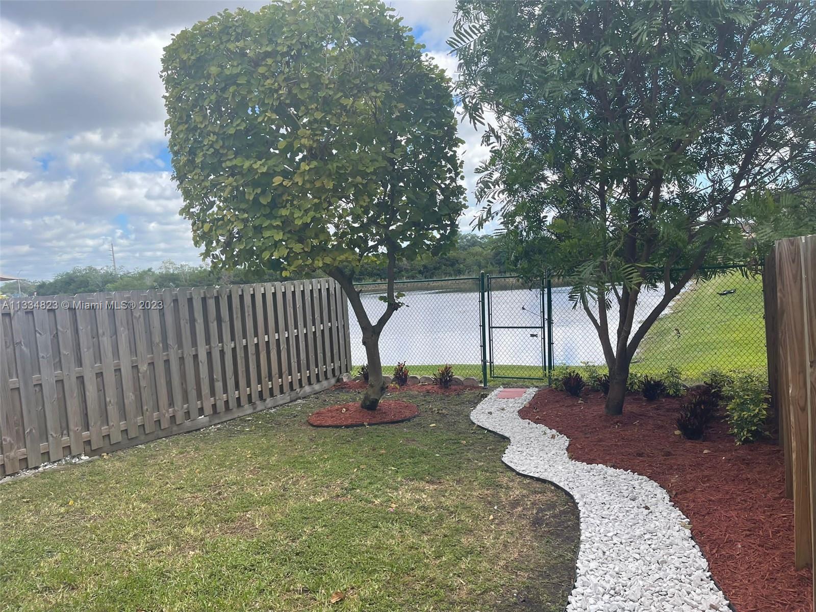 EMERALD LAKES - Residential