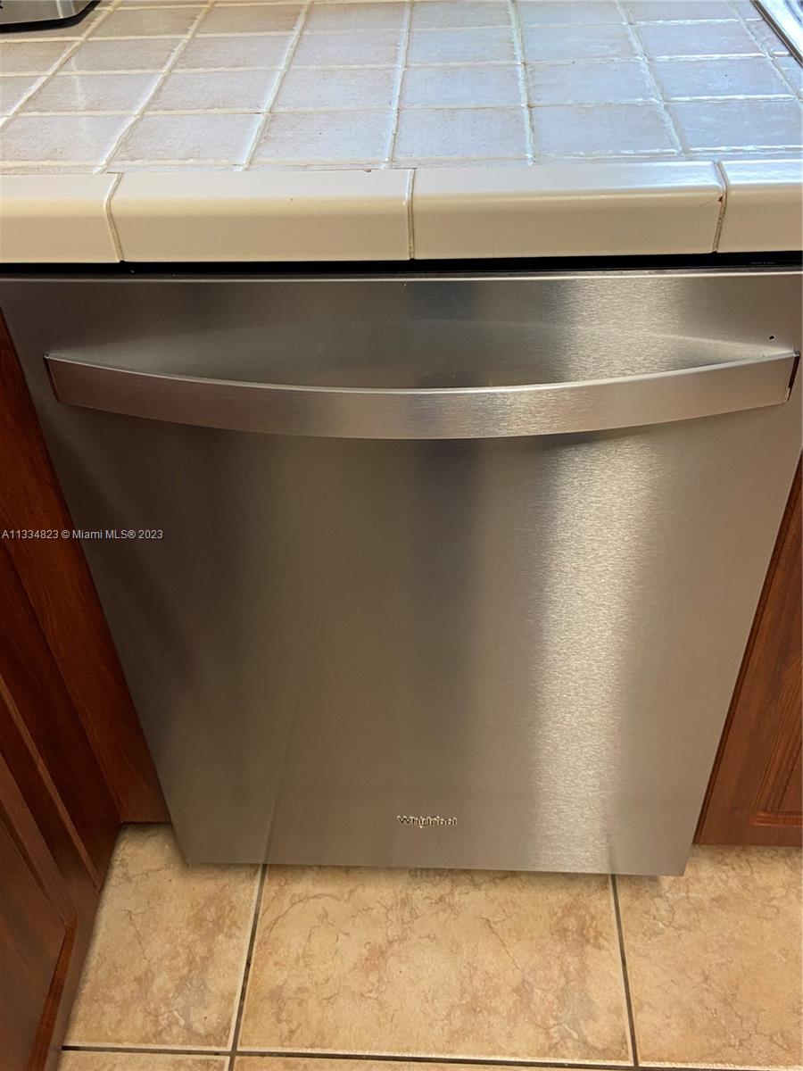 EMERALD LAKES - Residential