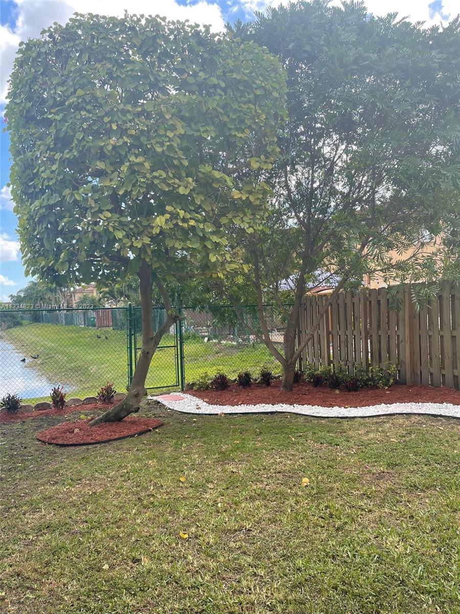 EMERALD LAKES - Residential