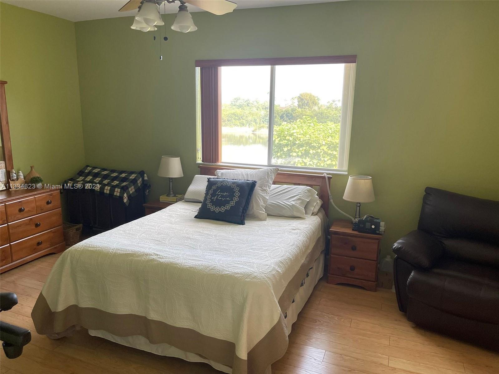 EMERALD LAKES - Residential