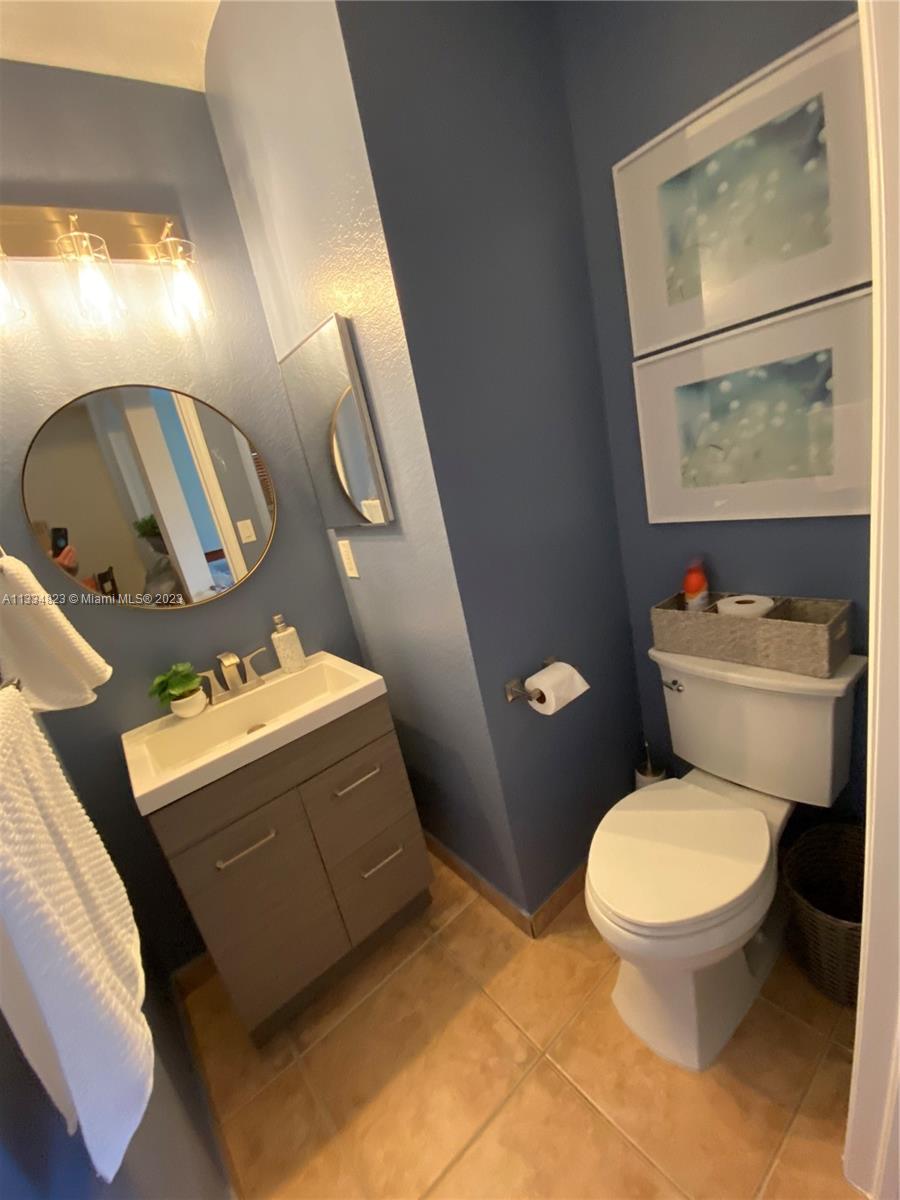 EMERALD LAKES - Residential